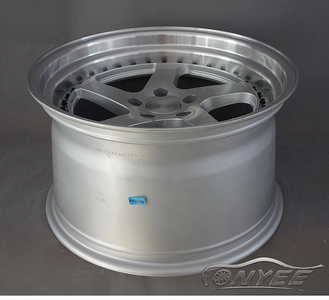 картинка Новые диски Rotiform TMB Flat R18 5х114,3 ET25 J10,5 серебро + черные болтики магазин  StreetTuning 