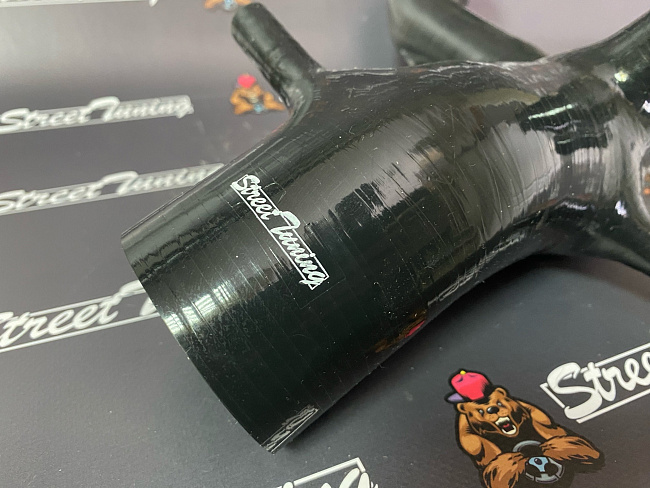 картинка Патрубок турбины впускной StreetTuning для Audi TT, VW Golf 4, VW Beetle, черный магазин  StreetTuning 