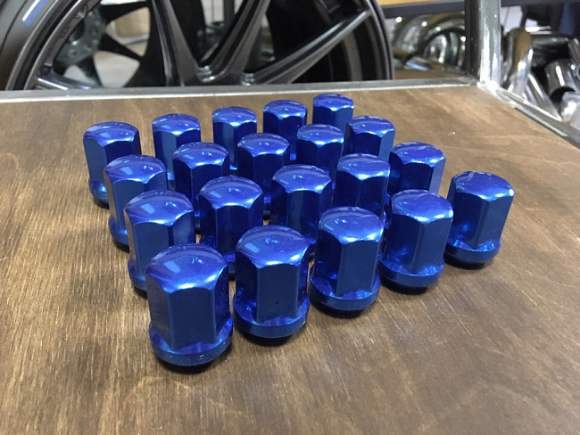 картинка Комплект гаек Starleks M12x1.5 высота 32 мм, синие магазин  StreetTuning 