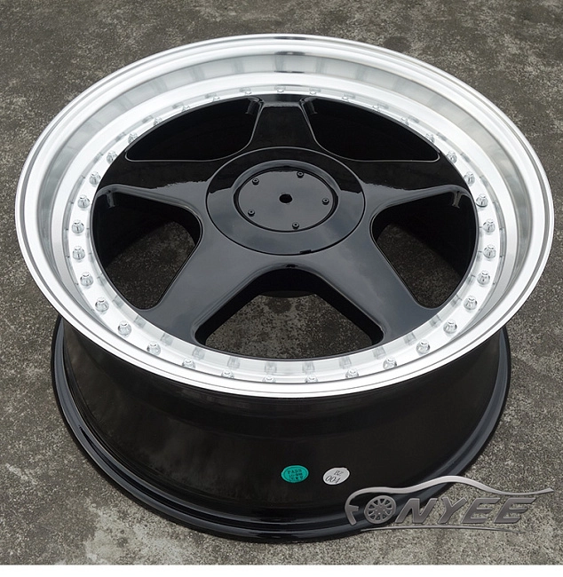 картинка Новые диски OZ Racing Futura R18 5x112-5x120 ET35 J8 черные + серебро магазин  StreetTuning 