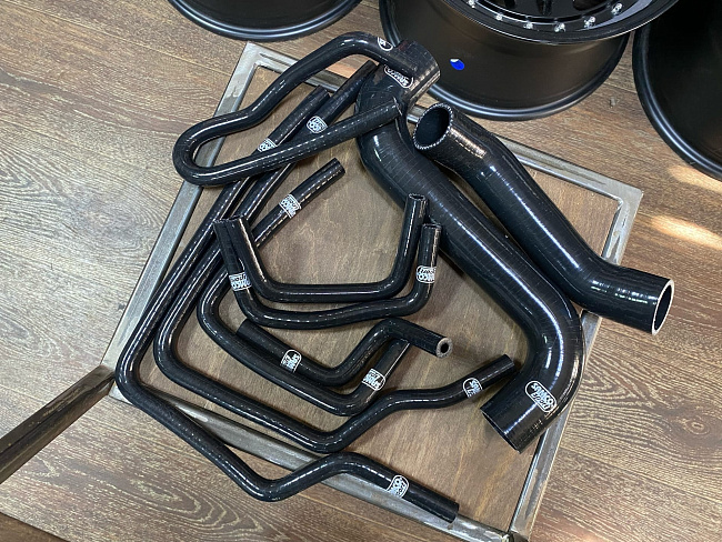 картинка Патрубки системы охлаждения Subaru Impreza GD турбо 05-08 (рестайл)9шт, черные магазин  StreetTuning 