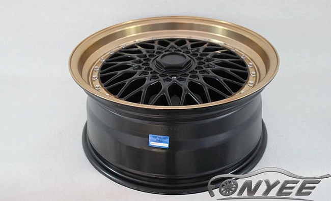 картинка Новые диски BBS RS R18 5X120/5X114,3 ET30 J8 черный мат + серебристые болтики магазин  StreetTuning 