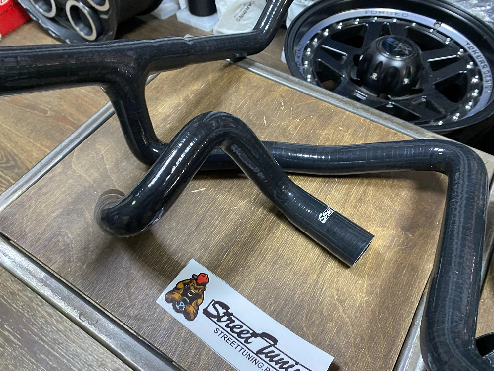 картинка Патрубки системы охлаждения StreetTuning BMW E30 88-93 M20 325 325i от магазина  StreetTuning