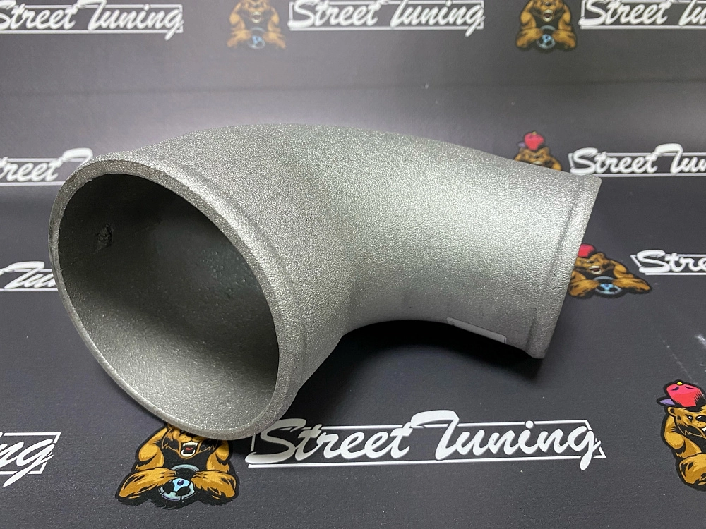 картинка Отвод алюминиевый приварной 90 гр 89 - 102 мм от магазина  StreetTuning