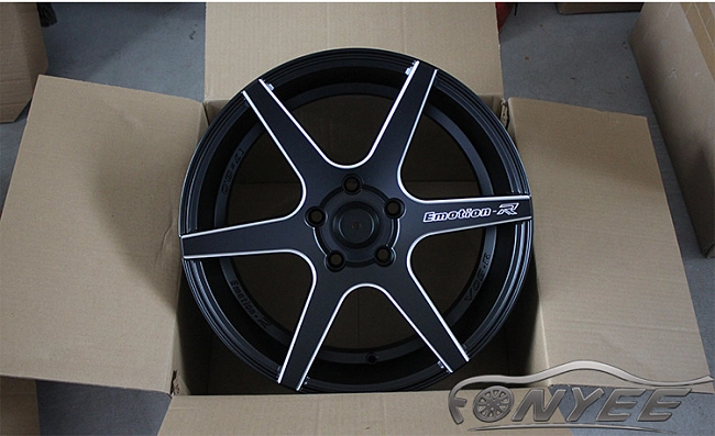 картинка Новые диски SHOGUN EMOTION R V06-R R17 5X114,3 ET30 J8 черный мат + серебро магазин  StreetTuning 