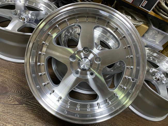 картинка Новые диски Rotiform R17 J8 ET30 5X114,3, серебро магазин  StreetTuning 