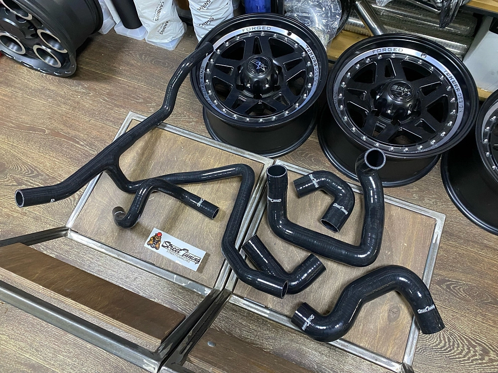 картинка Патрубки системы охлаждения StreetTuning BMW E30 88-93 M20 325 325i от магазина  StreetTuning