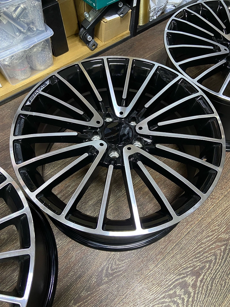 картинка Новые диски SL148 для Mercedes R18 J8 ET45 5X112 черные + серебро от магазина  StreetTuning