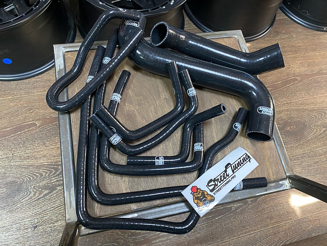 картинка Патрубки системы охлаждения Subaru Impreza GD турбо 05-08 (рестайл)9шт, черные магазин  StreetTuning 