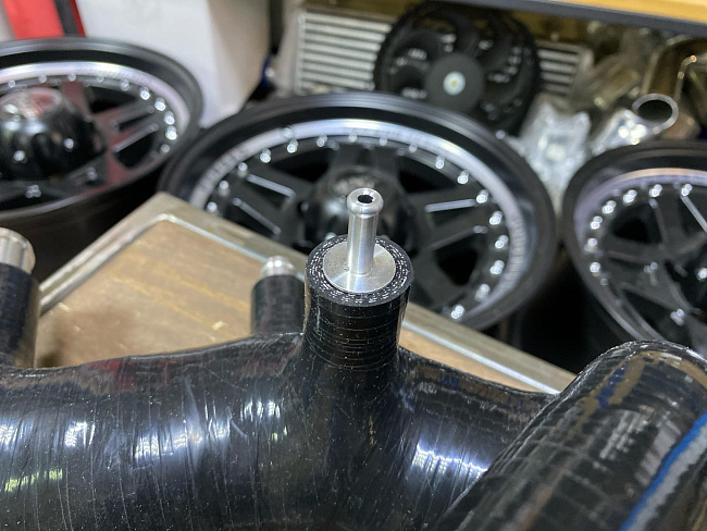 картинка Патрубок турбины Samco Sport для Subaru Impreza GC, Forester SF 3-4 ves черный магазин  StreetTuning 