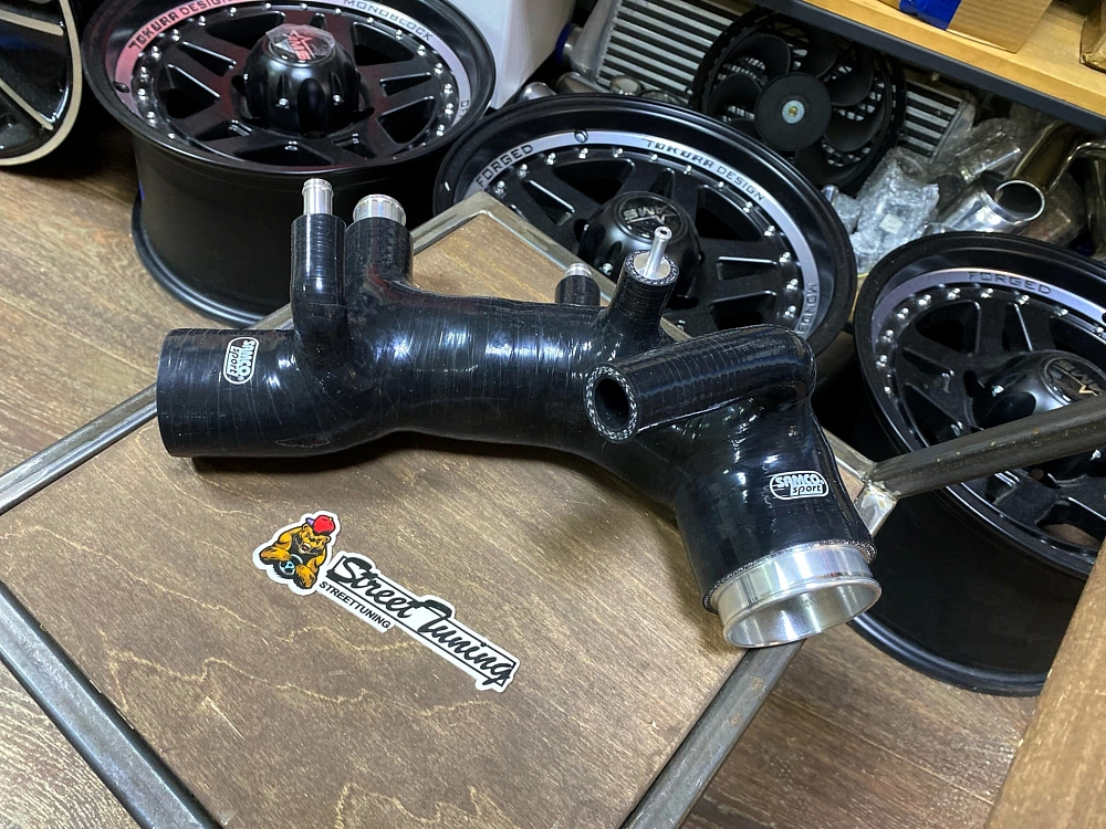 картинка Патрубок турбины Samco Sport для Subaru Impreza GC, Forester SF 3-4 ves черный от магазина  StreetTuning