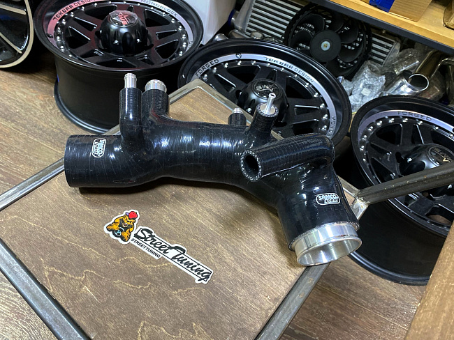 картинка Патрубок турбины Samco Sport для Subaru Impreza GC, Forester SF 3-4 ves черный магазин  StreetTuning 