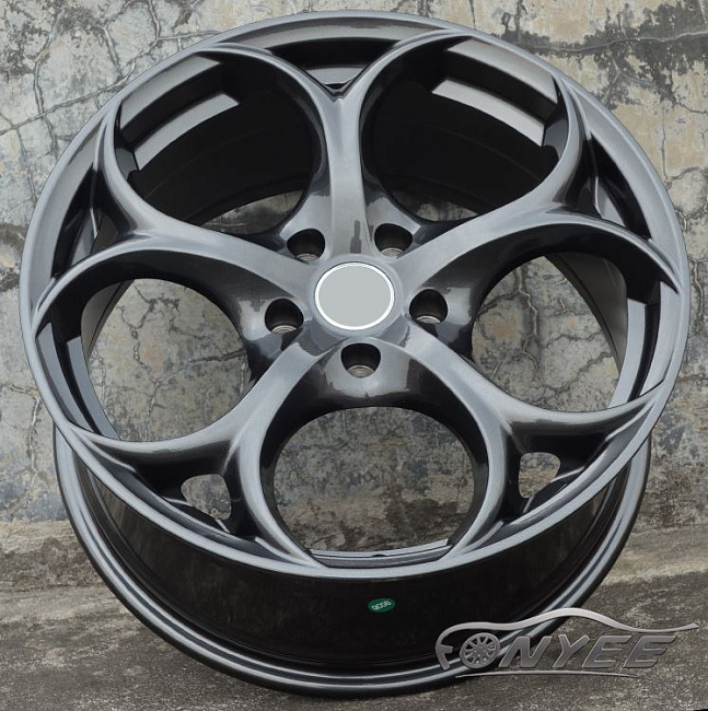 картинка Новые диски Alfa Romeo Giulia Quadrifoglio R18 5x114,3 ET35 J8 черный глянец с оттенком серого магазин  StreetTuning 