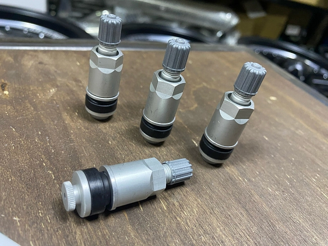 картинка Ниппели (вентили) под датчик, разборные TPMS-24, серые, 4 шт магазин  StreetTuning 