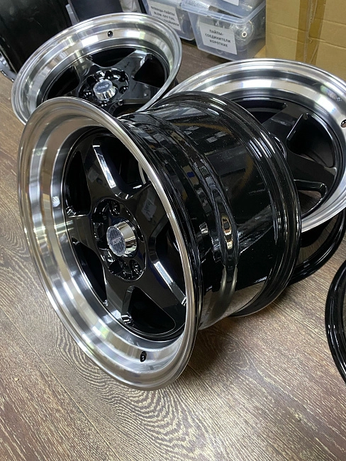 картинка Новые диски ESR R15 J8,25 ET20 4x100/4x114.3, черные магазин  StreetTuning 