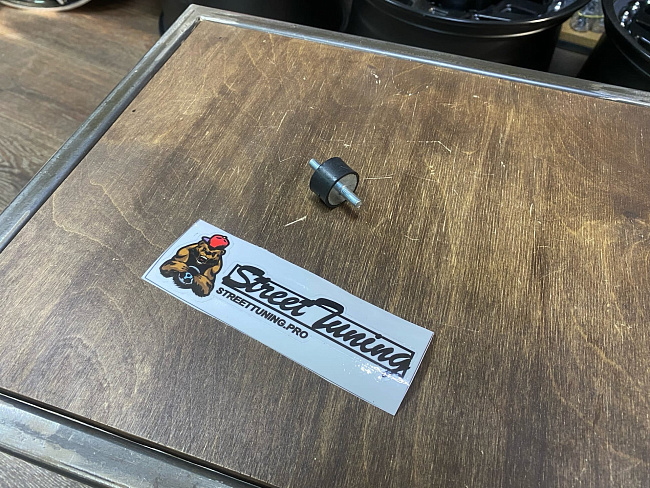 картинка Демпфер металло-резиновыйи для крепления радиатора АКПП магазин  StreetTuning 