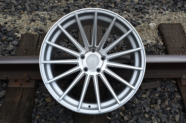 картинка Новые диски RoadForce RF15 R20 5X112 ET35 J10 серебро магазин  StreetTuning 