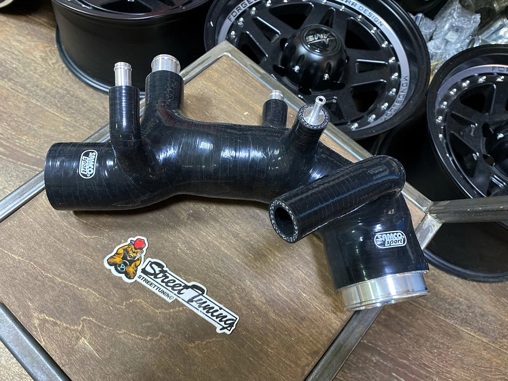 картинка Патрубок турбины Samco Sport для Subaru Impreza GC, Forester SF 3-4 ves черный от магазина  StreetTuning