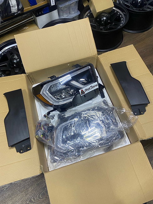 картинка Передние LED фары для Toyota Tundra 07-13г / Toyota Sequoia 07-17г магазин  StreetTuning 