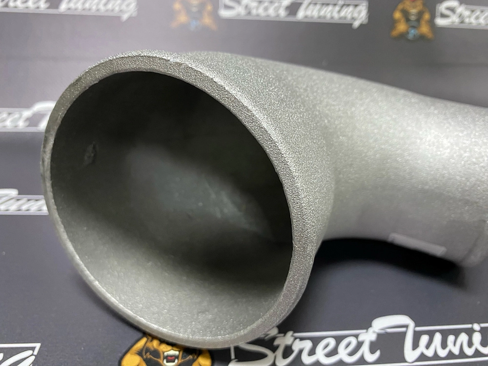 картинка Отвод алюминиевый приварной 90 гр 89 - 102 мм от магазина  StreetTuning