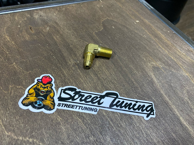 картинка Фитинг-штуцер 90 гр папа AN4 - 1/8 npt латунь магазин  StreetTuning 