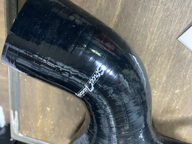 картинка Патрубок турбины STREETTUNING для Mitsubishi Lancer Evo 7-9 магазин  StreetTuning 