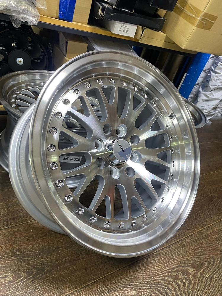 картинка Новые диски ESM 007 R15 J8 ET25 4X100, серебро от магазина  StreetTuning
