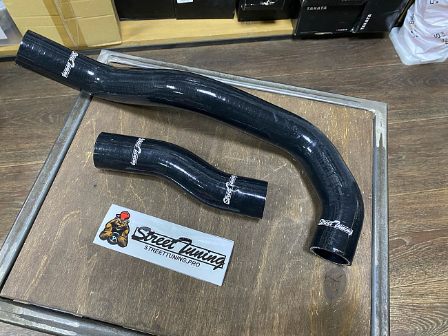 картинка Патрубки радиатора STREETTUNING для Lexus IS250 2.5L, IS300 2000-2005 магазин  StreetTuning 