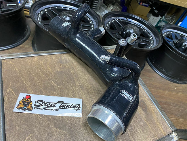 картинка Патрубок турбины Samco Sport для Subaru Forester SG5 черный магазин  StreetTuning 