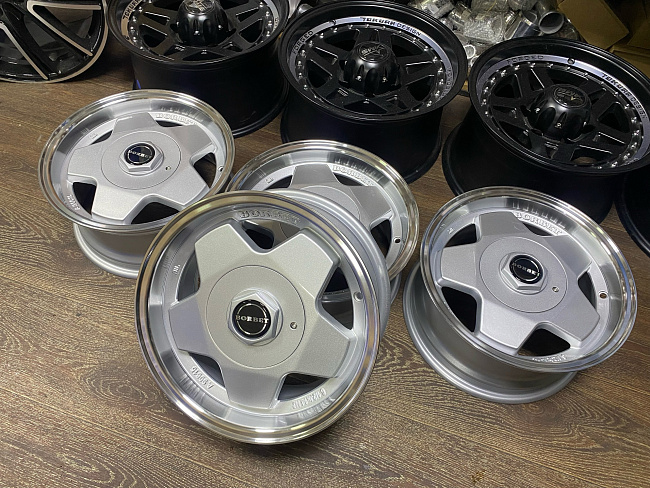 картинка Диски Borbet A R14 4х100/114,3 ET20 J6,5 серебро + полированная полка магазин  StreetTuning 