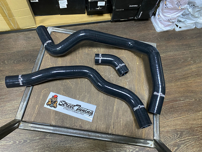 картинка Патрубки радиатора STREETTUNING для Honda Fit / Jazz GD1, GD5 L13, L15 магазин  StreetTuning 