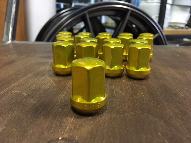 картинка Комплект гаек Starleks M12x1.5 высота 32 мм, золотые магазин  StreetTuning 