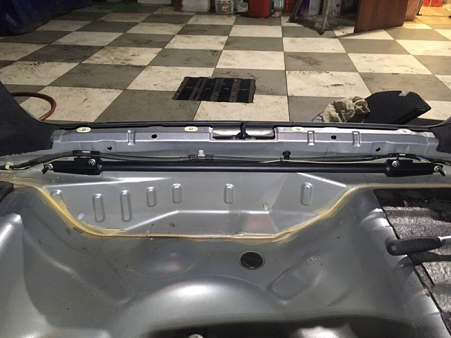 картинка Распорка в багажник со стороны фонарей для Subaru Forester SG5 2002-2007 магазин  StreetTuning 