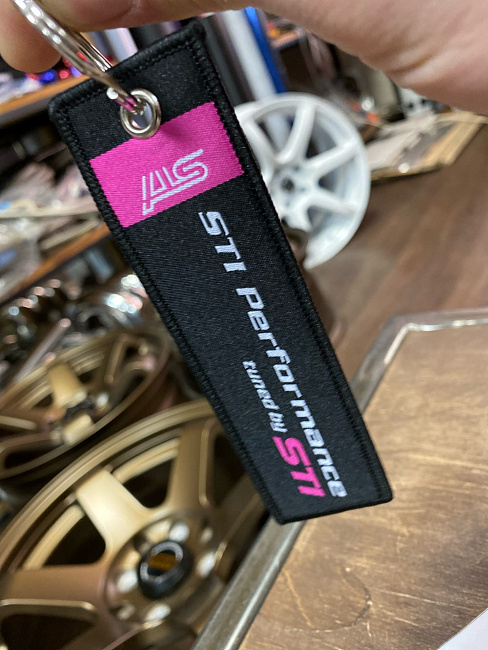 картинка Брелок для Ключей STI - тканевый магазин  StreetTuning 