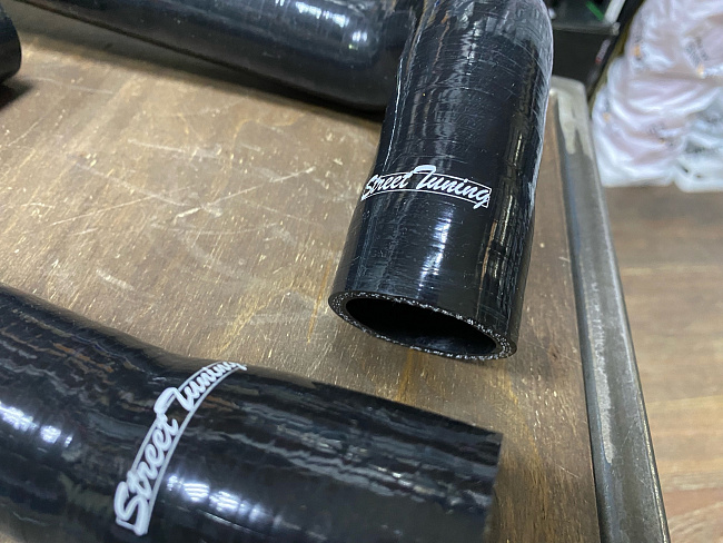 картинка Патрубки радиатора STREETTUNING для BMW E34 магазин  StreetTuning 