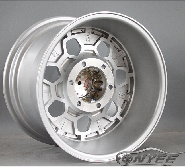 картинка Новые диски Daytona R16 6х139,7 ET-44 J10 серебристые + серебристые болтики магазин  StreetTuning 