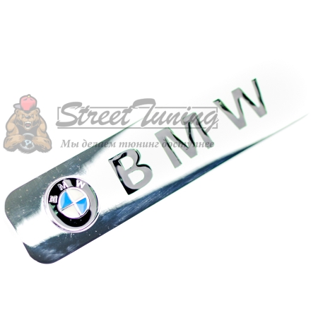 Шильдик в решетку радиатора с логотипом "BMW"