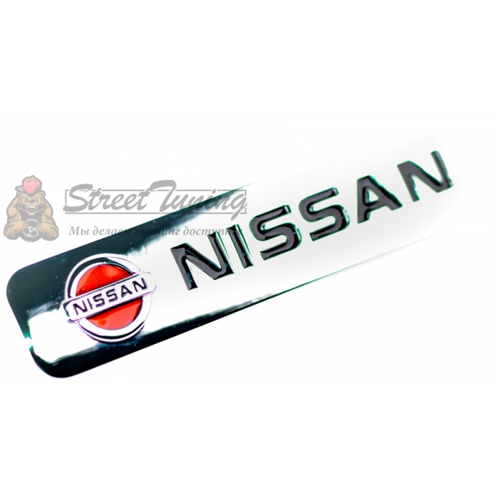 Шильдик в решетку радиатора с логотипом "Nissan"