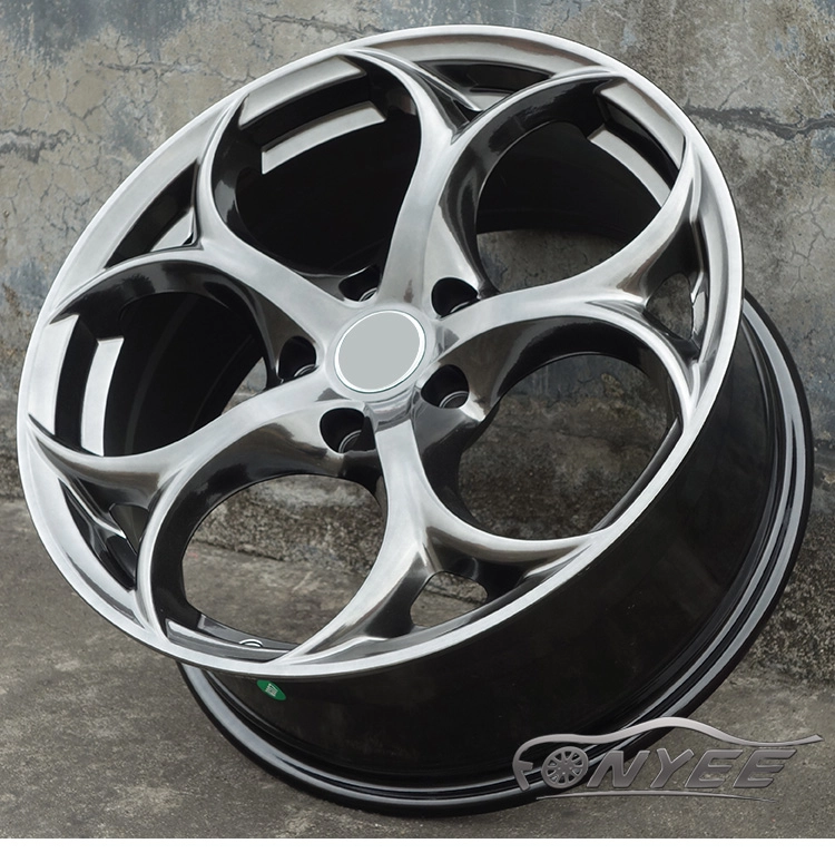 картинка Новые диски Alfa Romeo Giulia Quadrifoglio R17 5x112 ET35 J7,5 серебро с оттенком серого металика от магазина  StreetTuning