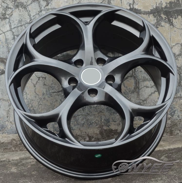 картинка Новые диски Alfa Romeo Giulia Quadrifoglio R18 5x108 ET35 J8 черный глянец с оттенком серого от магазина  StreetTuning